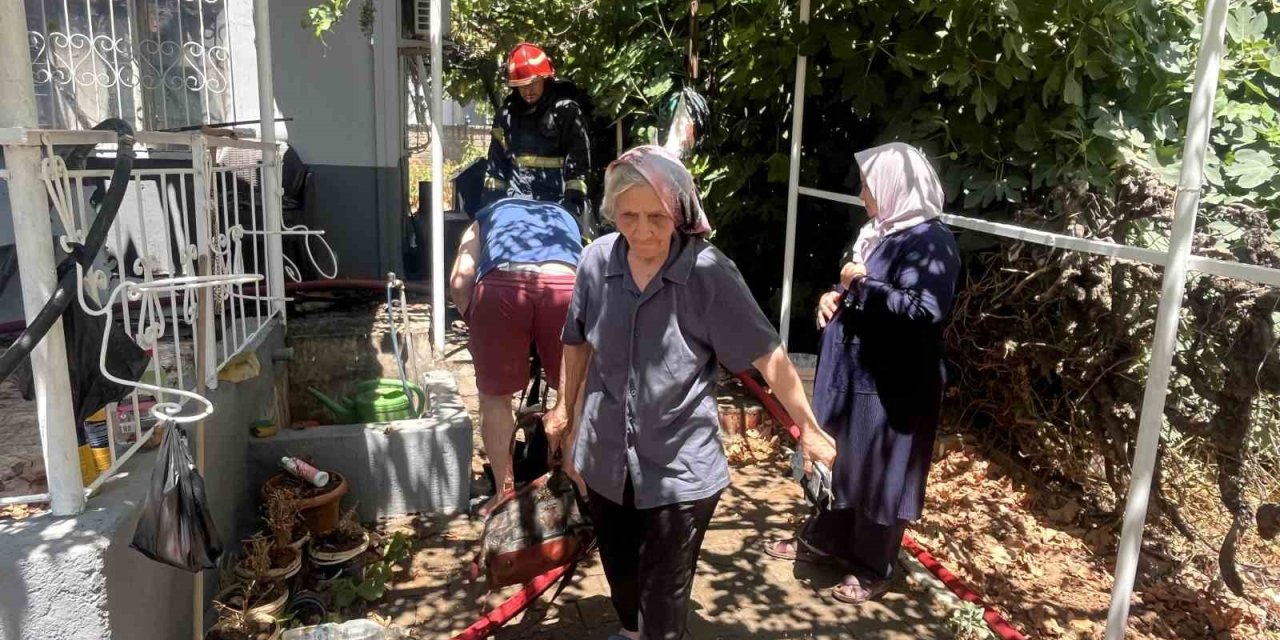 Yaşlı Çift Alevlerin Sardığı Evden Komşuların Uyarısıyla Çıktı