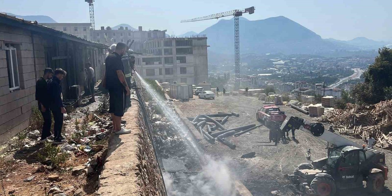 Alanya’da İnşaat Boruları Alev Aldı, Yangın Yatakhaneye Sıçradı
