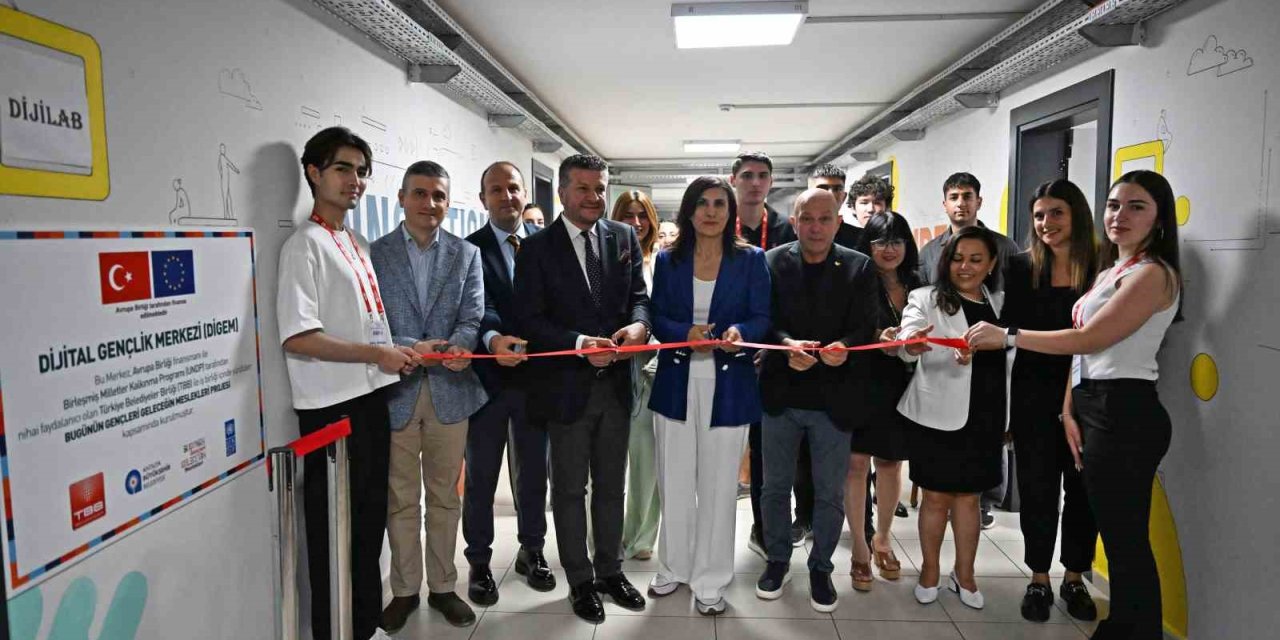 Antalya Dijital Gençlik Merkezi (digem) Açıldı