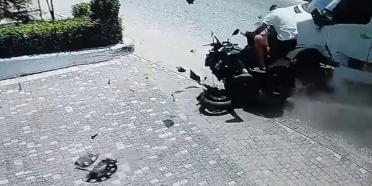 Tur Midibüsüyle Çarpışan Motosiklettekiler Yola Savruldu