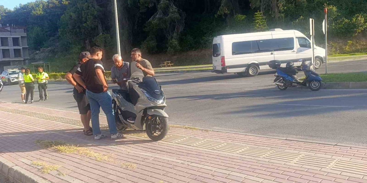Manavgat’ta Motosikletler Çarpıştı: 2 Yaralı