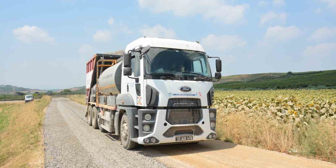 Tarsus’ta Kırsal Yollar Sathi Asfaltla Yenileniyor