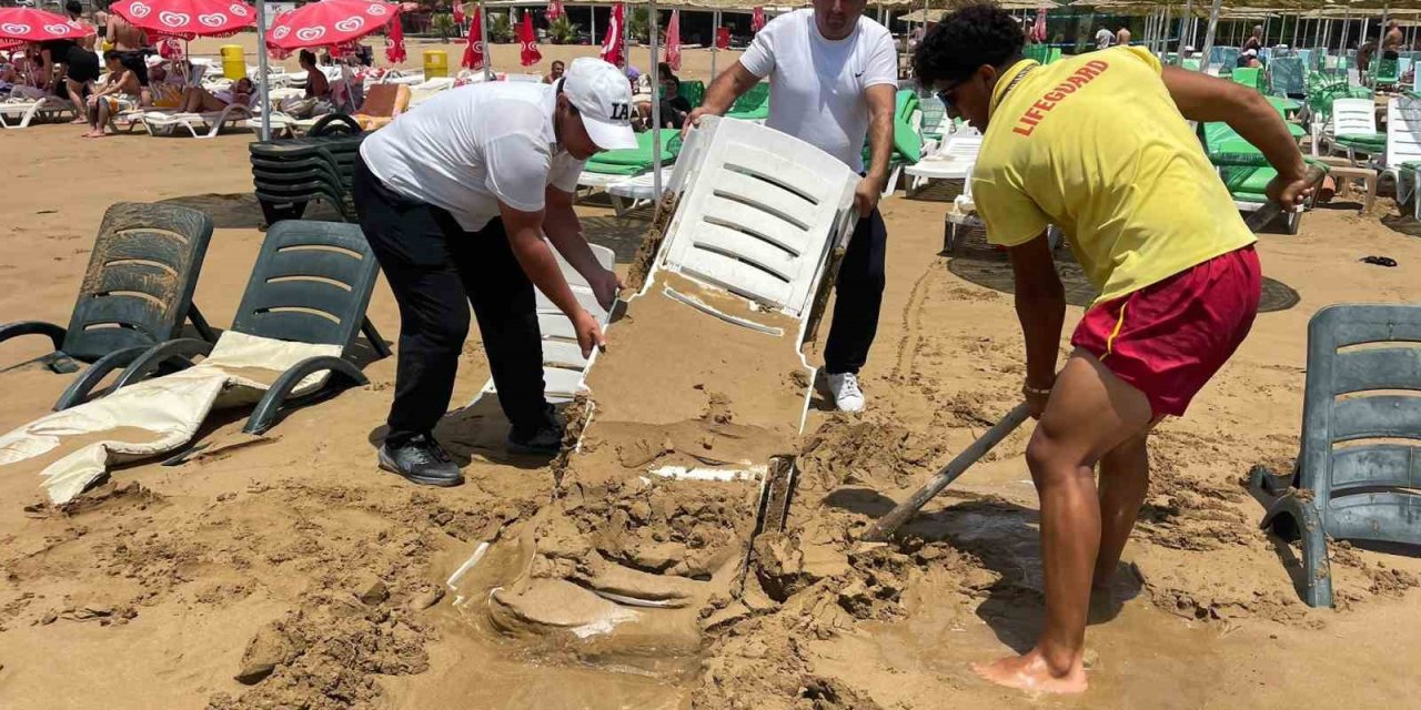 Alanya’da Dev Dalgalar Şezlongları Kuma Gömdü