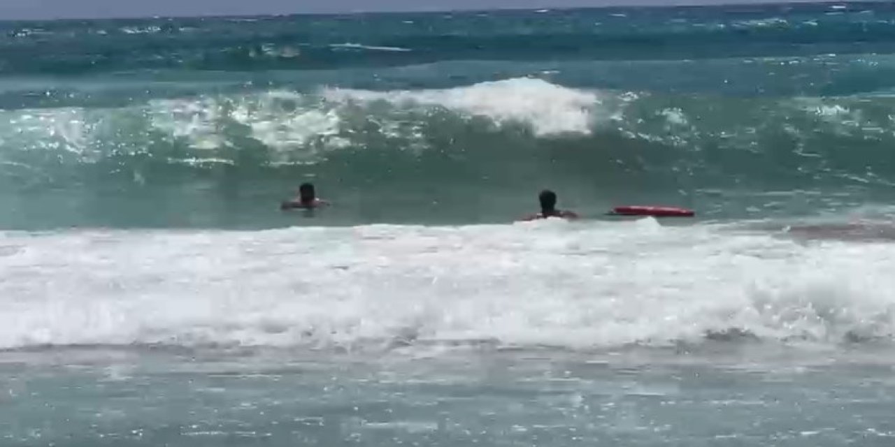 Alanya’da Boğulma Tehlikesi Geçiren Tatilciyi Cankurtaranlar Kurtardı