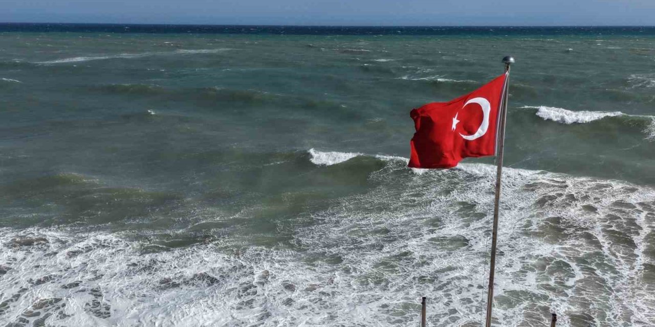 Doğu Akdeniz’de Kuvvetli Rüzgar: Dalgalar Kıyıları Dövüyor