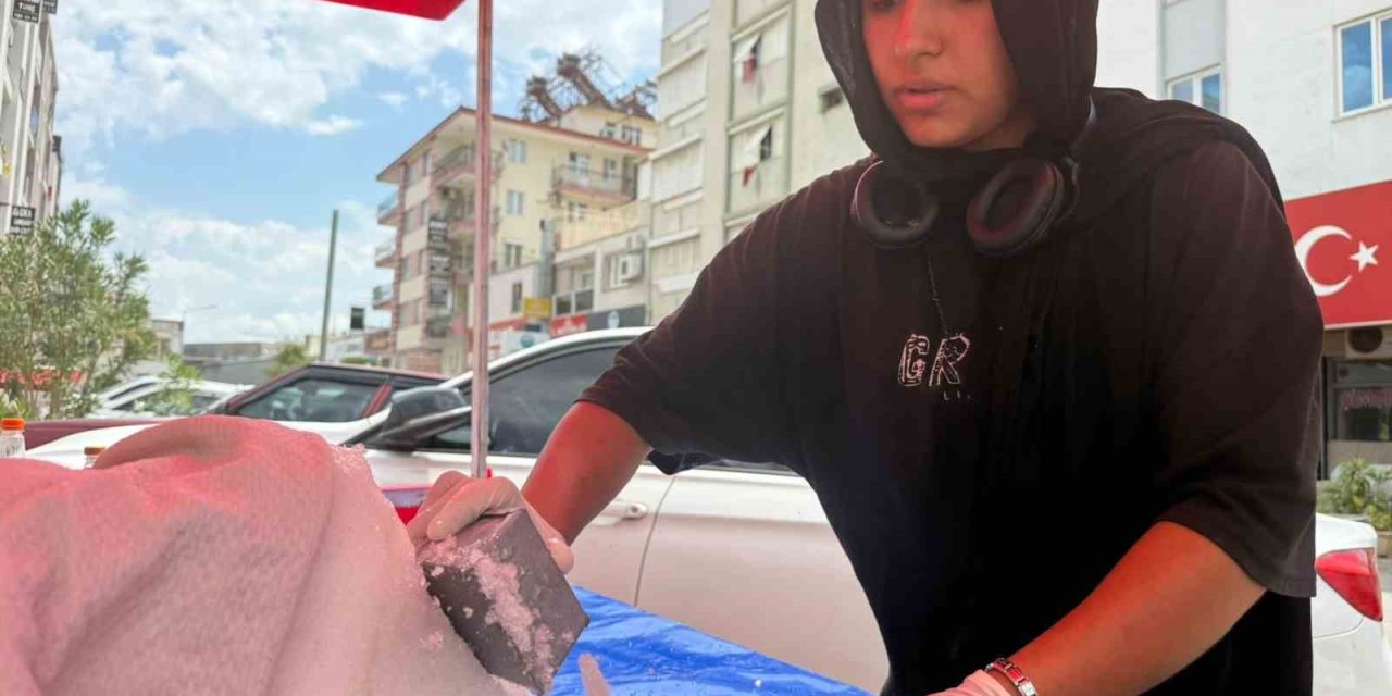 Babasının Torosların Zirvesinde Ağaç Motoruyla Kesip Getirdiği Karlar, 14 Yaşındaki Kübra’nın Tezgâhında Alıcı Buluyor