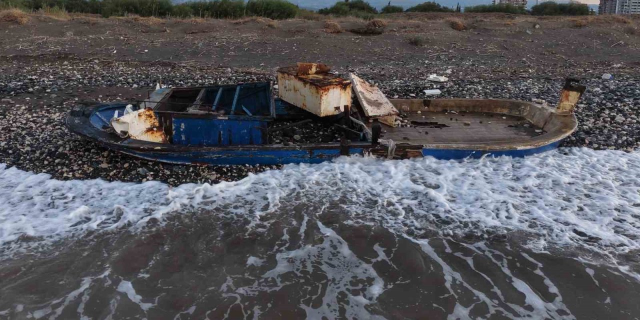 Caretta Cerattaların Yuvalama Alanındaki Kıyıya Batık Tekne Vurdu