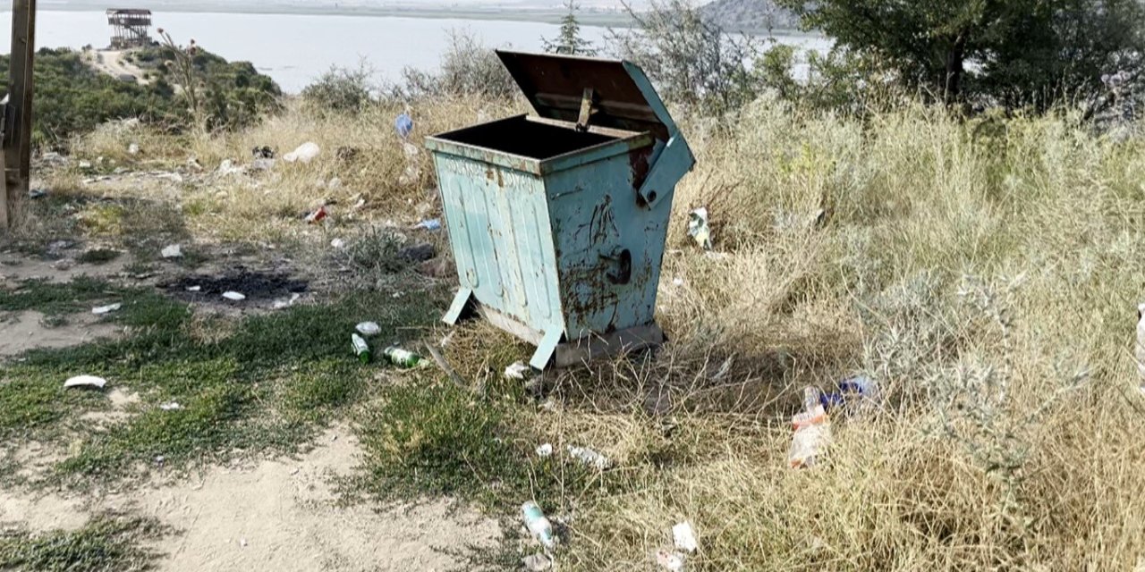 Boş Çöp Konteynerinin Etrafının Atıklarla Kaplandığını Gören Profesörden Sert Tepki