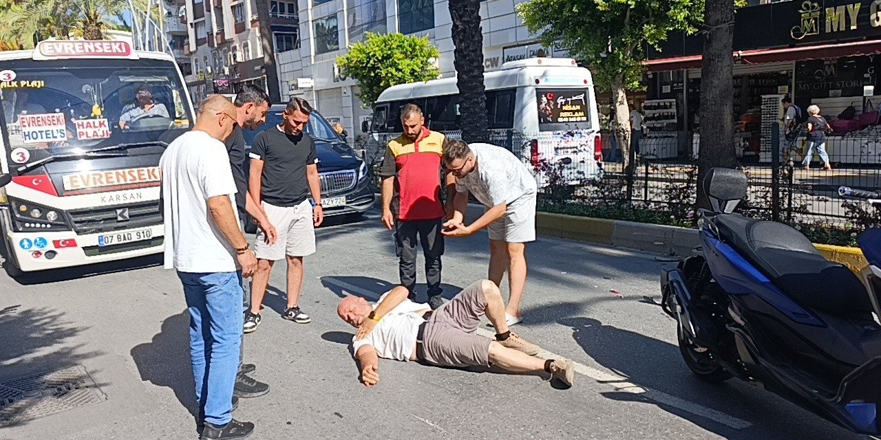 Duran Araçları Son Anda Fark Ettiler, Frene Basınca Devrilerek Sürüklendiler
