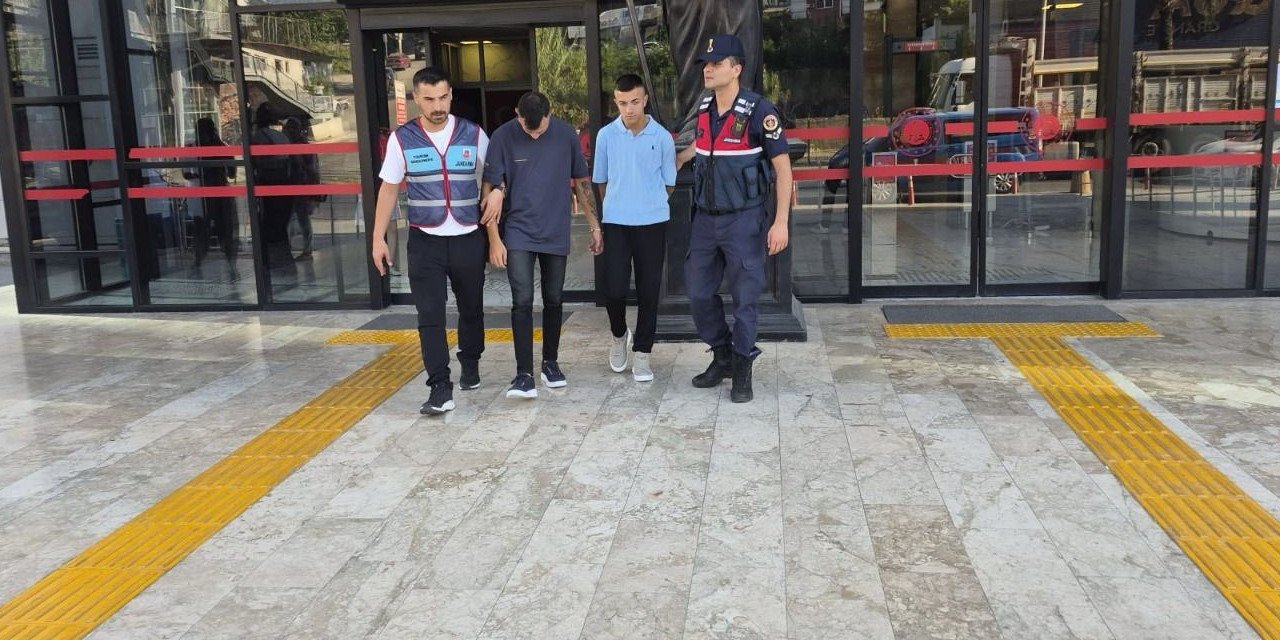Alanya’da Ayakkabı Mağazasından Hırsızlık Yapan 2 Şüpheli Tutuklandı