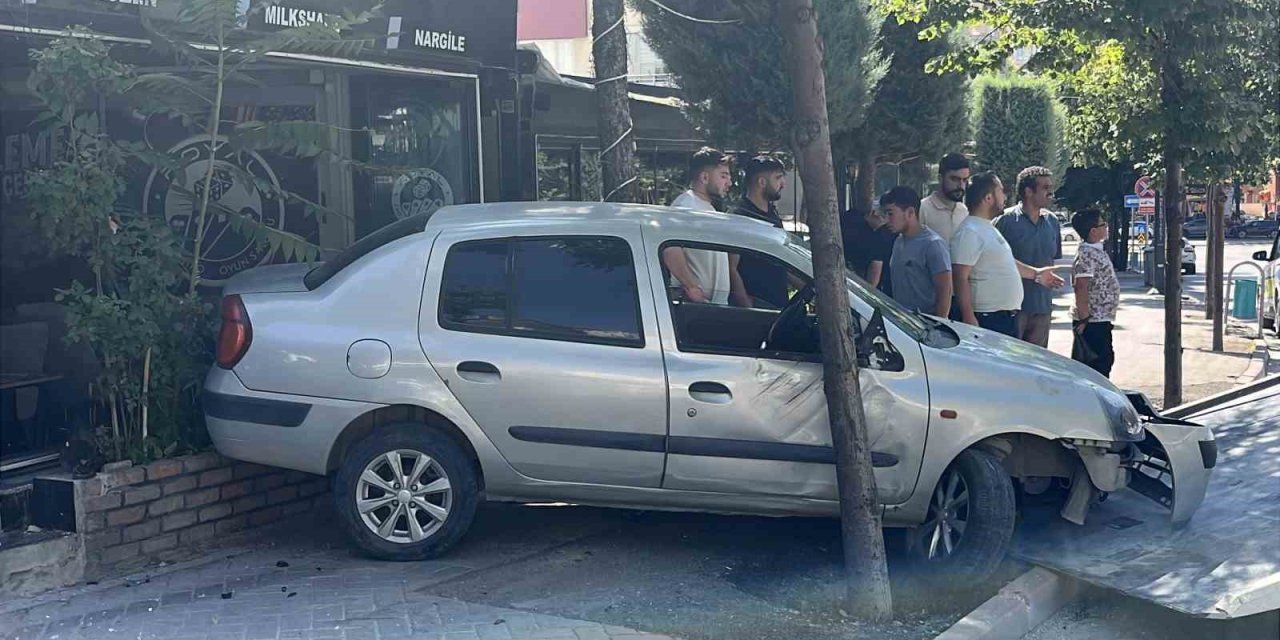 Kontrolden Çıkan Otomobil İş Yerine Daldı