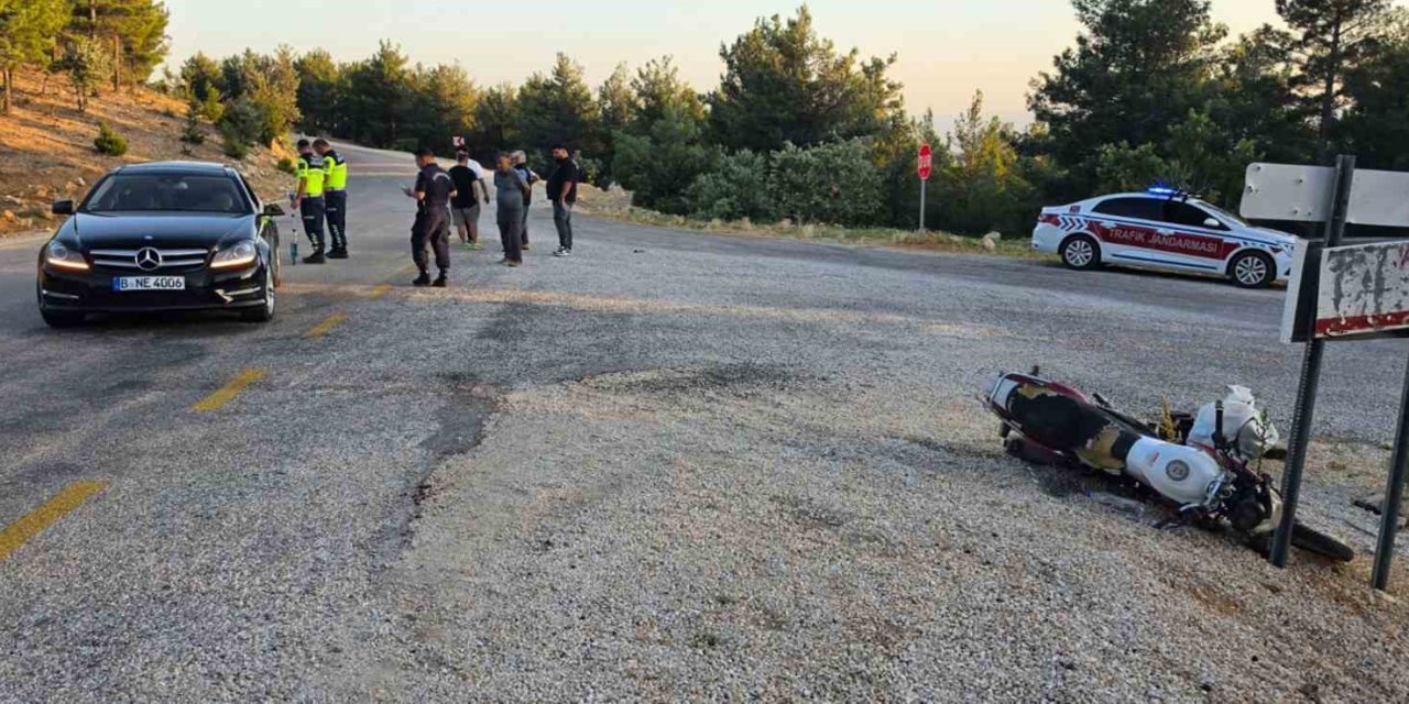 Motosiklet Otomobile Çarptı: 2 Yaralı