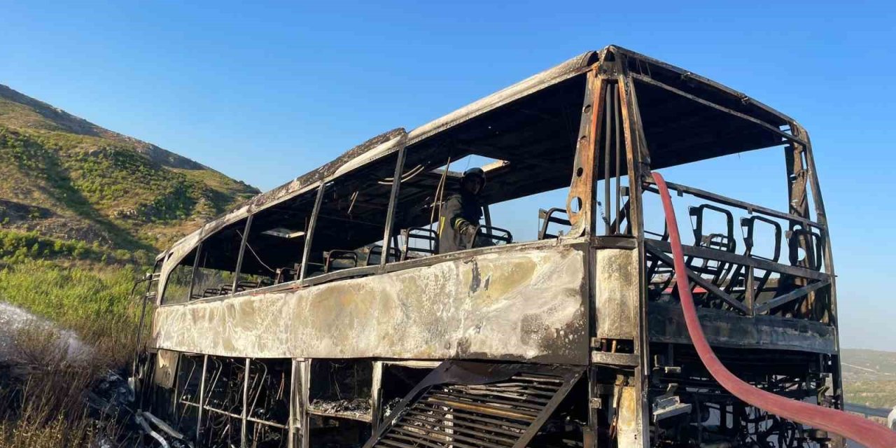 Antalya’da Yanan Yolcu Otobüsü Hurdaya Döndü