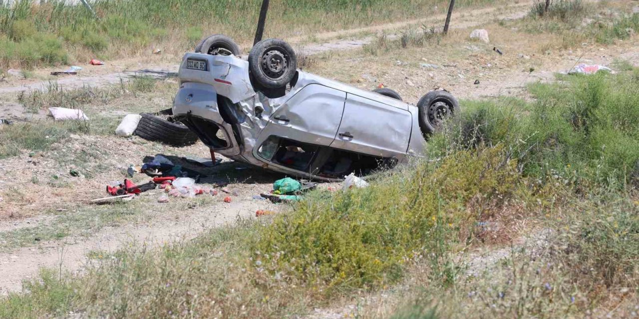 Takla Atan Otomobildeki 8 Yaşındaki Çocuk Öldü, Anne, Baba Ve Kardeşi Yaralandı