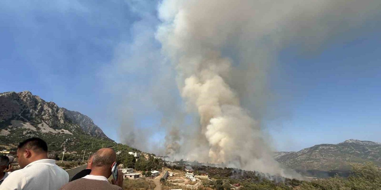 Kumluca’daki Orman Yangınına Ekiplerin Müdahalesi Devam Ediyor
