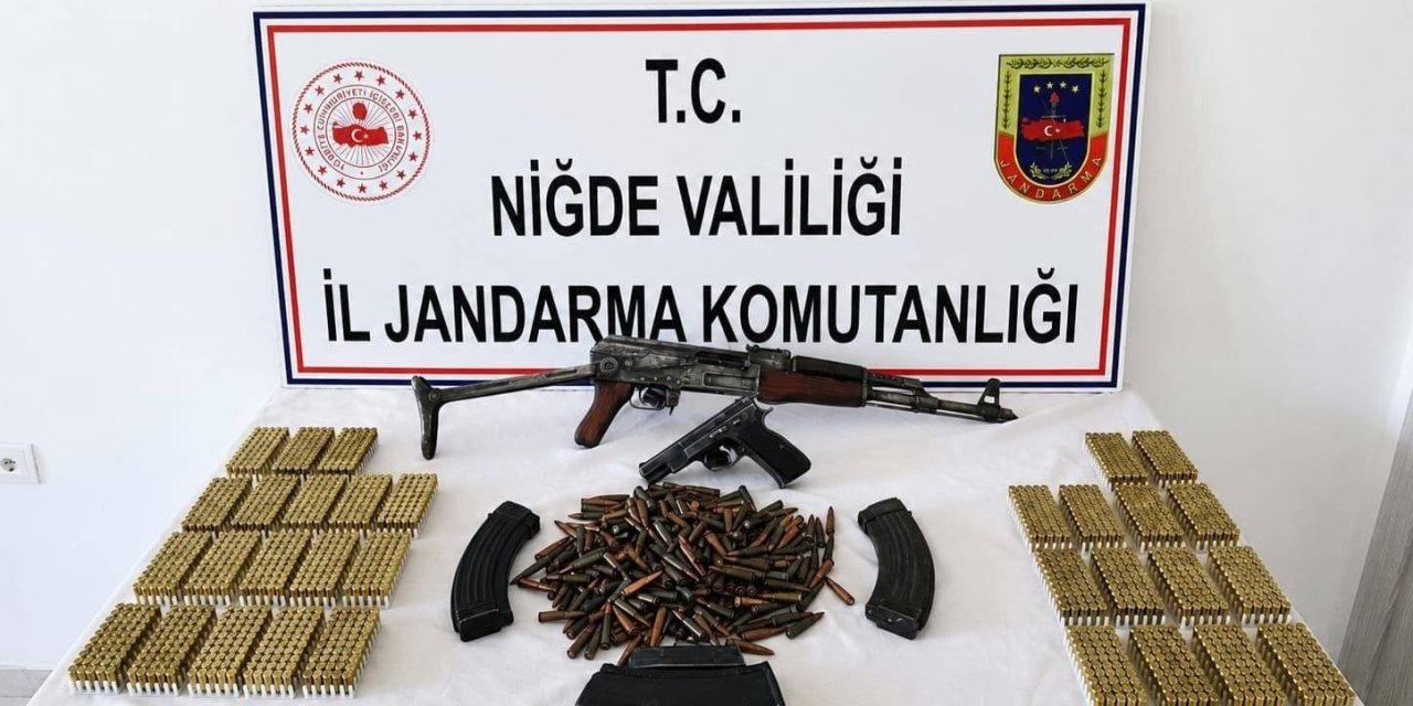 Niğde’de Bir Evde Yapılan Aramada Ak-47 Kalaşnikof Tüfek Ve Ruhsatsız Tabanca Ele Geçirildi