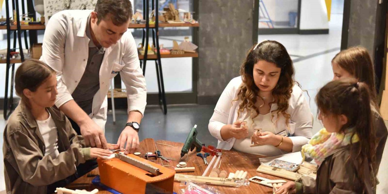 Kepez’de Çocuklar Yazı Bilimle Geçiriyor