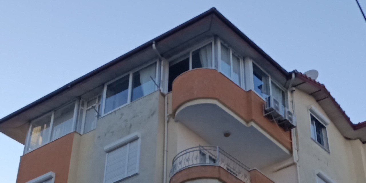 Şiddetli Rüzgarda Yerinden Kopan Pencere 5. Kattan Düştü