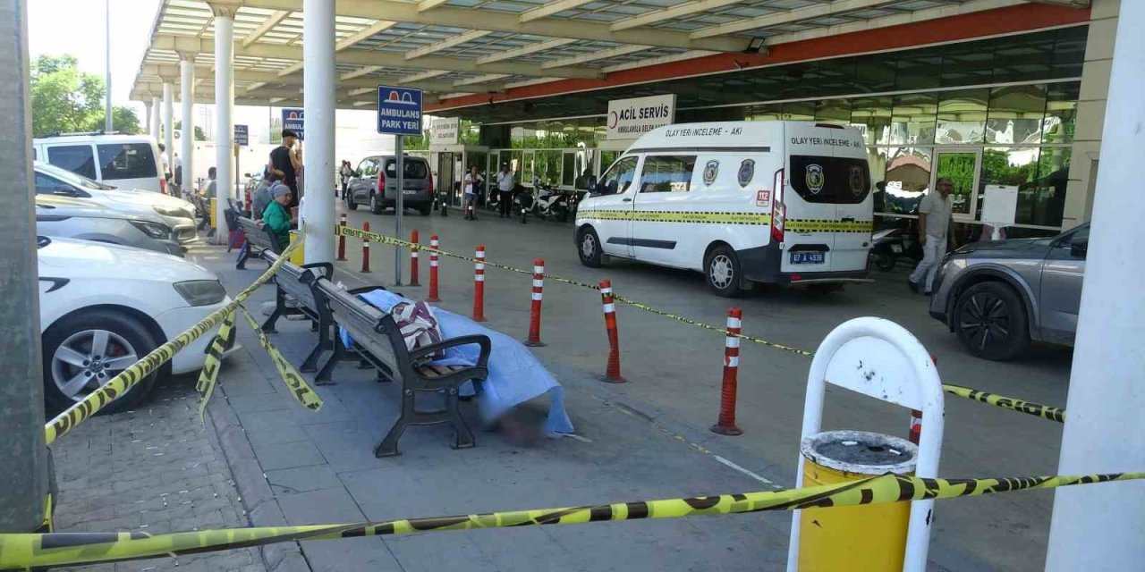 Hastane Çevresinde Yaşayan Evsiz Şahsın Bankta Cansız Bedeni Bulundu
