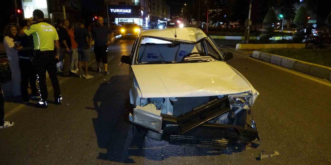Antalya’da Motosiklet İle Tofaş Otomobil Çarpıştı: 2 Yaralı