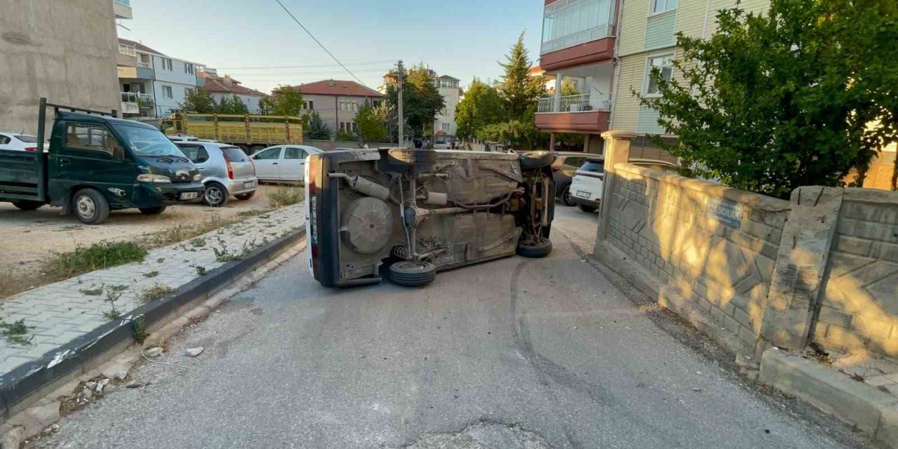Karaman’da Kaldırıma Çarpan Otomobil Yan Yattı: Kazada Sürücünün Burnu Bile Kanamadı