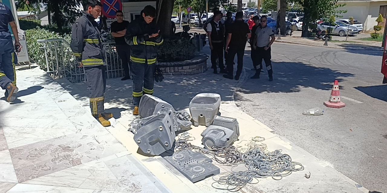 İşletme Sahibi 800 Bin Lira Ceza Yemesine Sebep Olan Ses Sistemini Belediye Önünde Benzin Döküp Yaktı