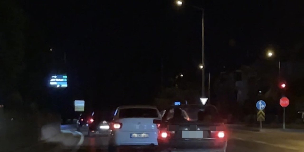 Makas Atan Sürücü Hem Yanındakileri Hem Trafiği Tehlikeye Attı