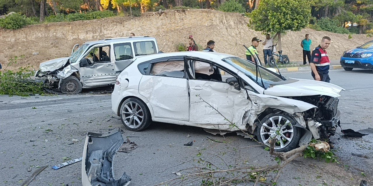 Karşı Şeride Geçen Otomobil Ortalığı Savaş Alanına Çevirdi: 4 Yaralı