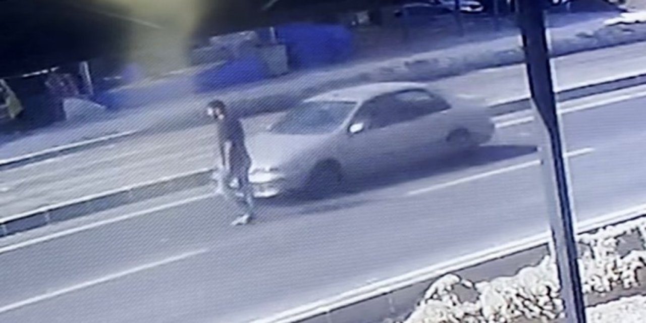 Otomobil Yayaya Çarptı, Kaza Anı Kameraya Yansıdı