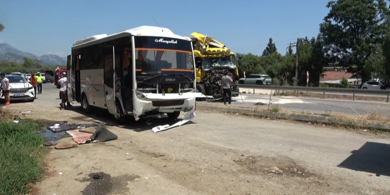 Antalya’da Yolcu İndirmek İçin Duran Midibüse Tır Arkadan Çarptı: 11 Yaralı
