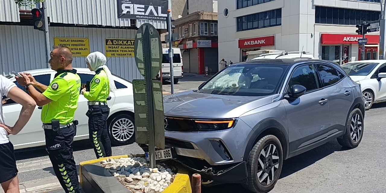 Refüje Çarpan Otomobilin Sürücüsü Yaralandı