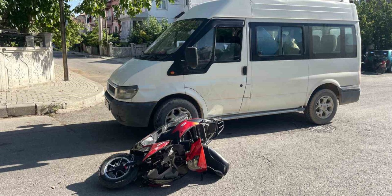 Karaman’da Minibüsle Motosiklet Çarpıştı: 2 Yaralı