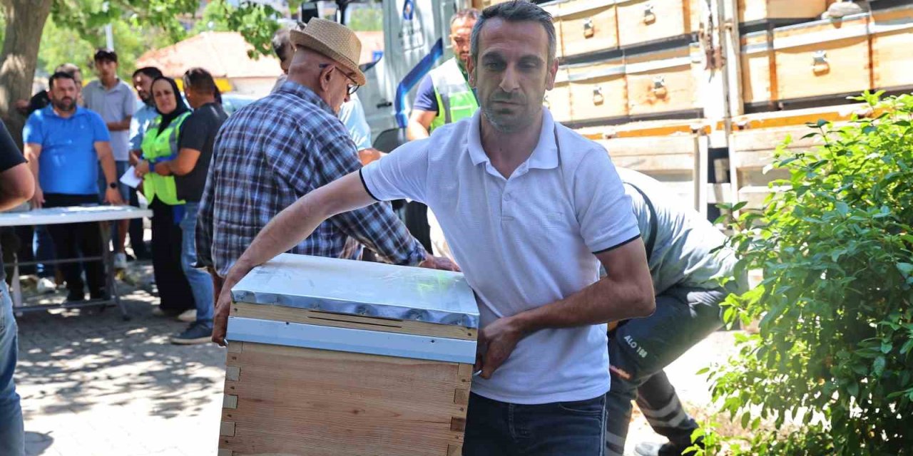 Büyükşehir’den Gündoğmuş Ve İbradılı Arıcılara Bereket Kovanı
