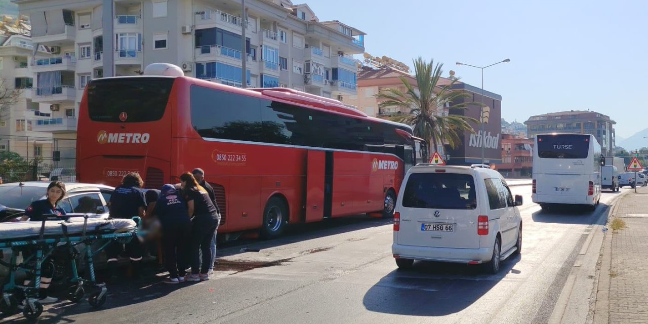 Otomobil Yolcu Otobüsüne Çarptı: 1 Yaralı