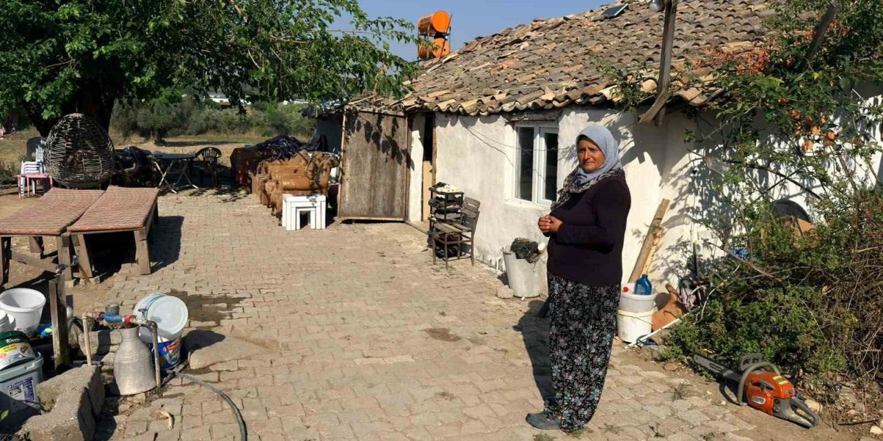 Antalya’da Hortumun Evsiz Bıraktığı Aile Korkudan Eve Giremiyor Bahçede Yaşıyor