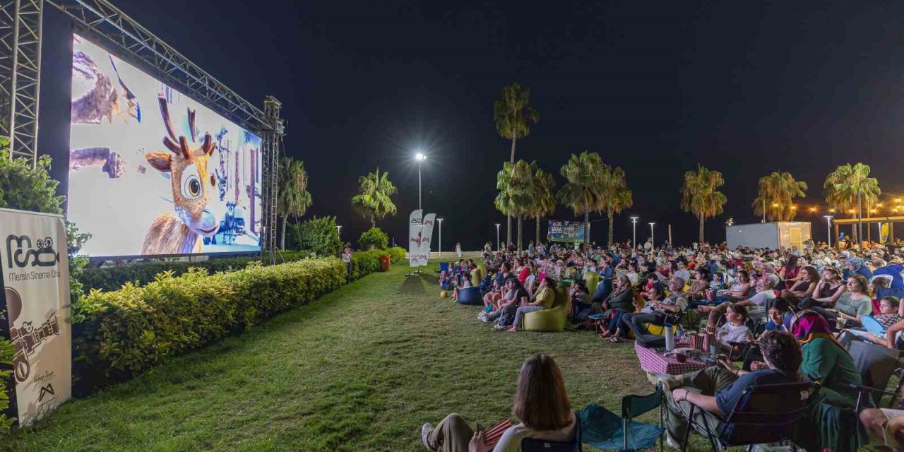 Mersin’de Çocuklar Açık Hava Sinemasında Buluştu