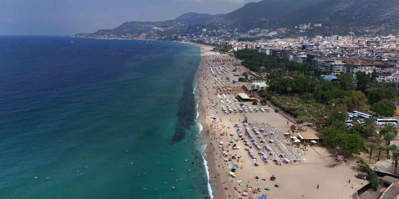 Alanya’da Tatilciler Deniz Ve Güneşin Tadını Çıkardı