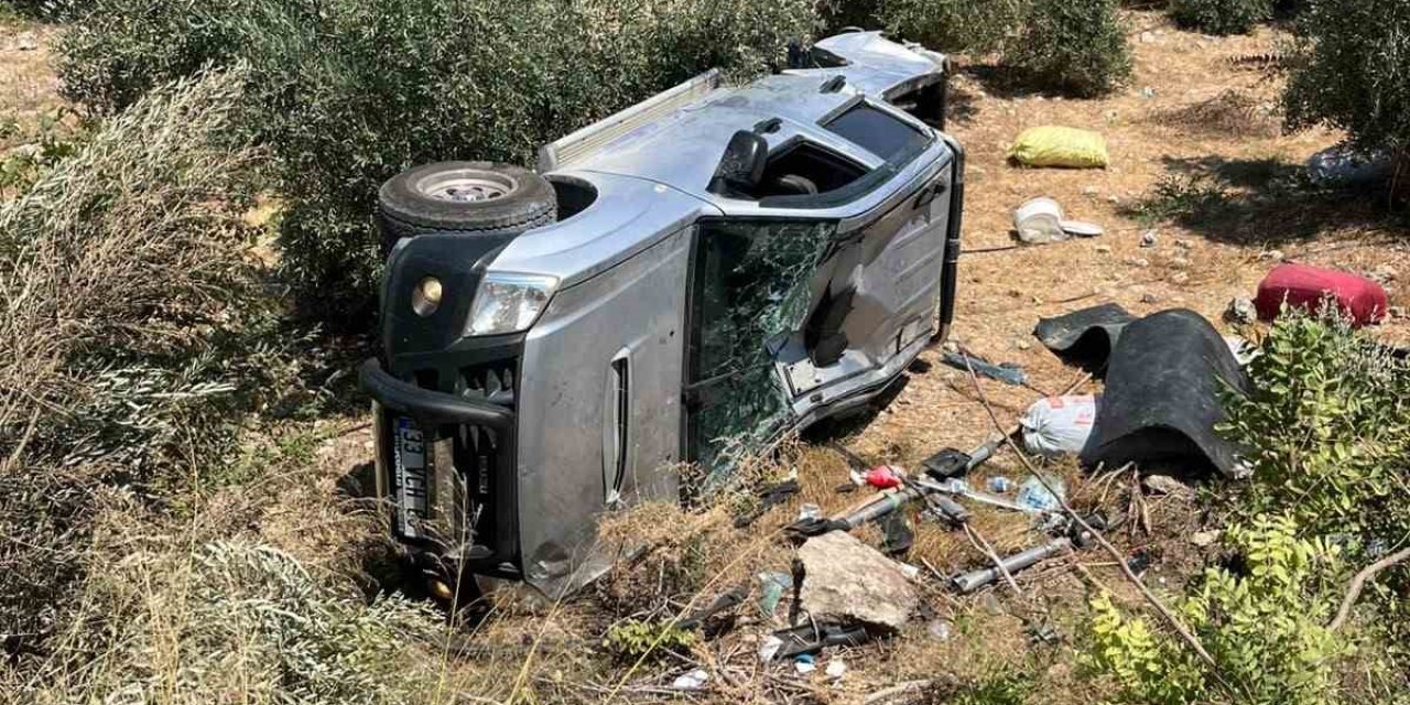 Tarsus’ta Pikap Şarampole Yuvarlandı: Baba Ve Oğlu Yaralandı