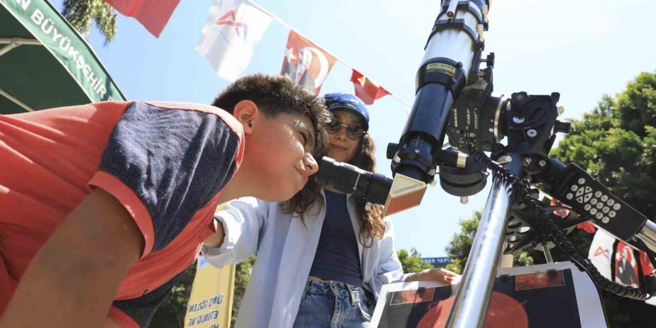 Mersin’de Çocuklar Teleskopla Güneş’i Gözlemledi
