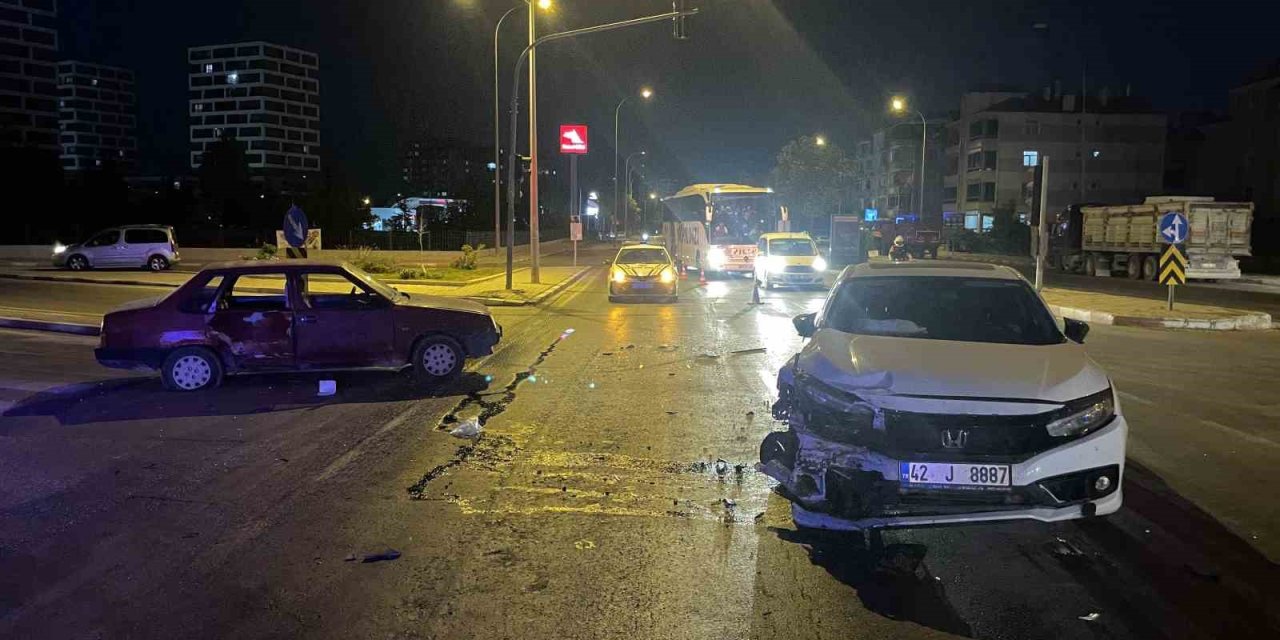 Karaman’da Otomobiller Çarpıştı: 2 Yaralı