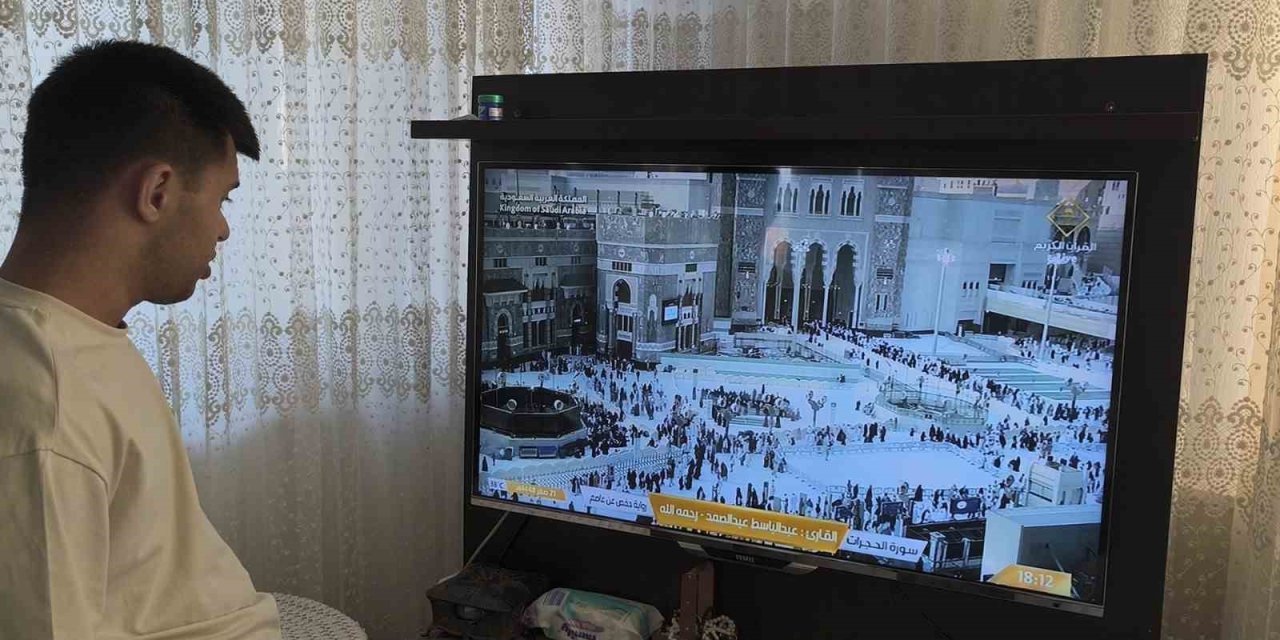 Kabe Maketine Sarılarak Dua Etmişti: Engelli Gencin Umre Hayali Gerçek Oluyor