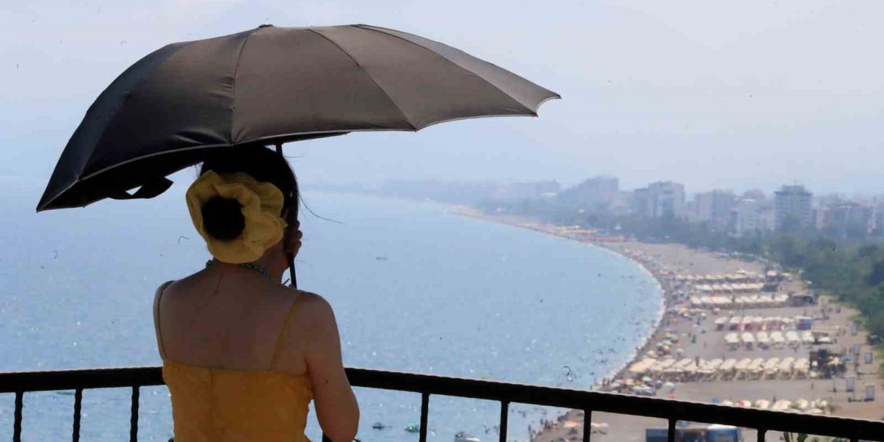 Hava Sıcaklığının 34 Derece Ölçüldüğü Antalya’da Deniz Suyu Sıcaklığı 30 Dereceyi Gördü