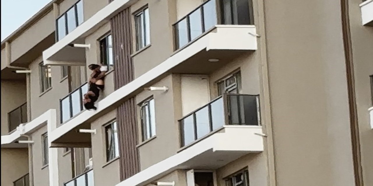 7. Katın Balkonunda Baş Aşağı Asılı Böyle Yakalandı