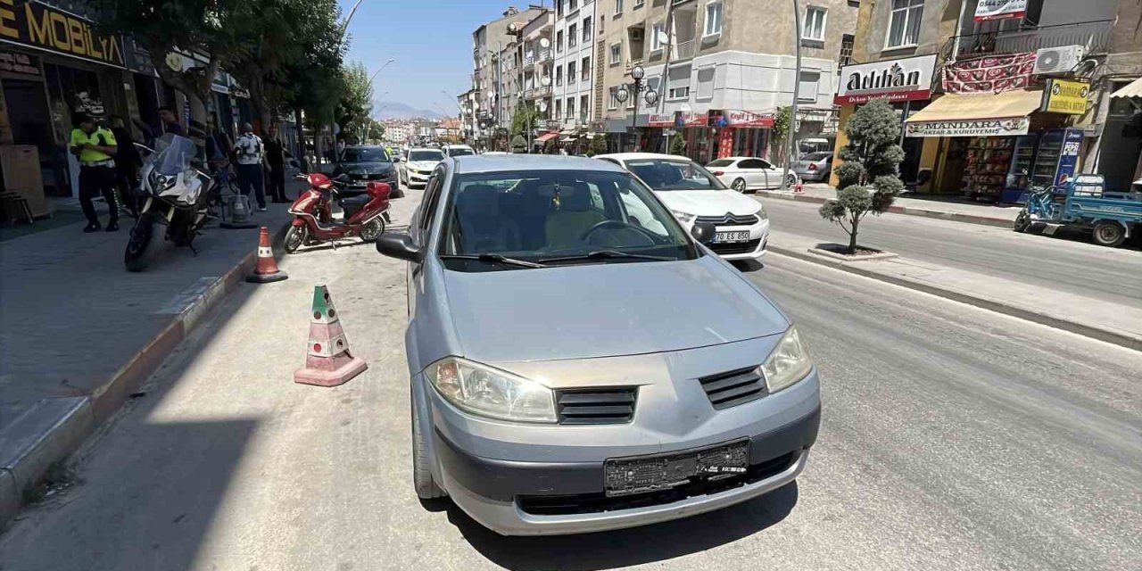 Otomobil Elektrikli Bisiklete Çarptı: 1 Yaralı