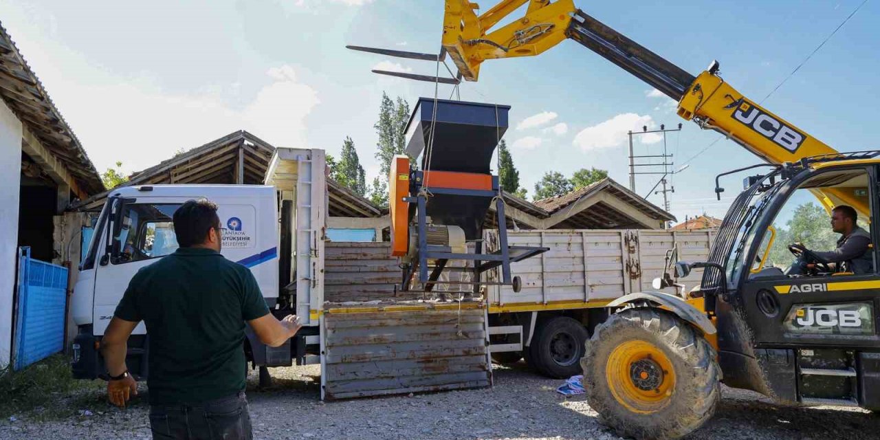 Büyükşehir’den Üreticiye Yem Ezme Makinesi Desteği