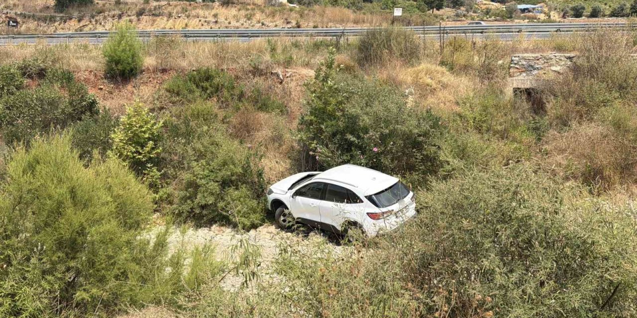 Antalya’da Otomobil Dereye Uçtu: 1 Yaralı