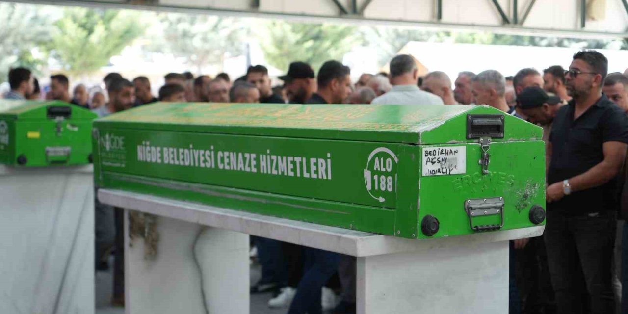 Takla Atan Otomobildeki Genç Hayatını Kaybetti