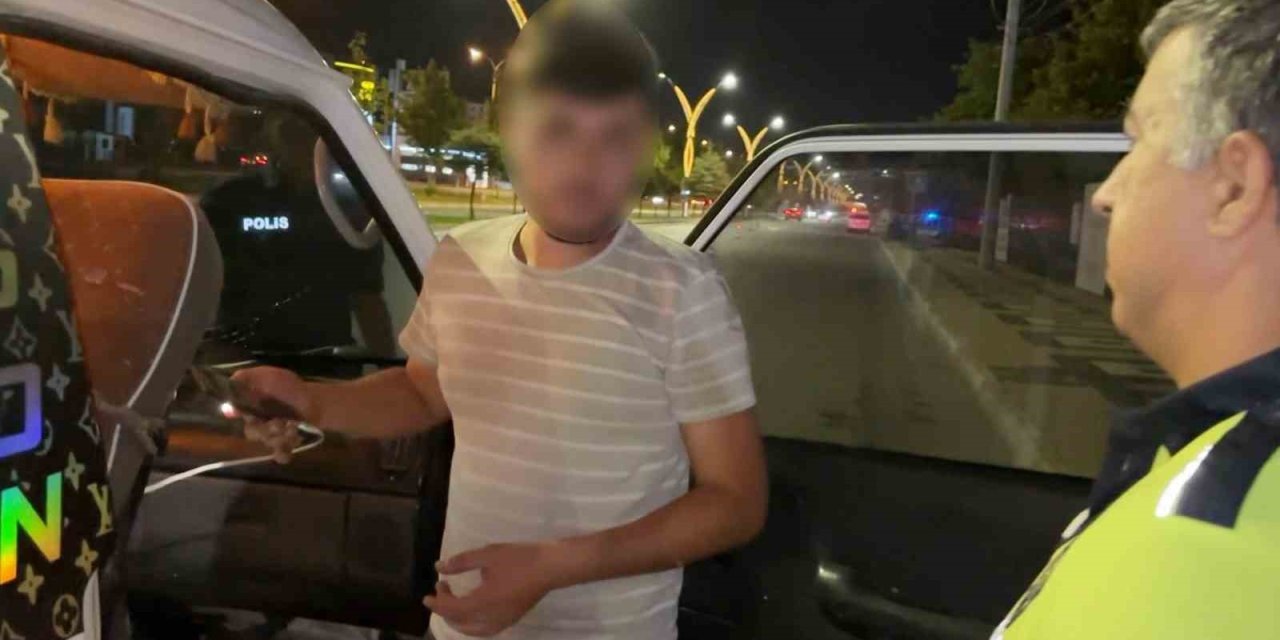 Alkollü Ve Ehliyetsiz Sürücünün "aracım Arızalandı" Oyununu Polis Bozdu