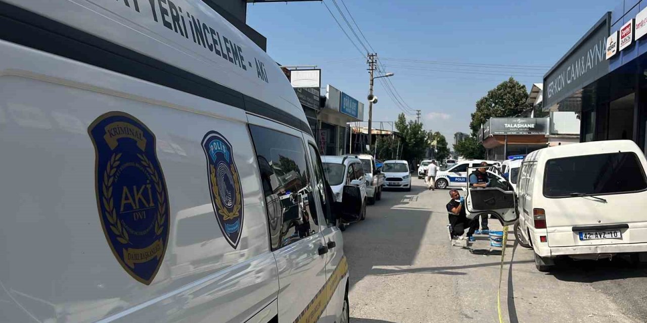Lüks Otomobille Kar Maskeli Milyonluk Soygun