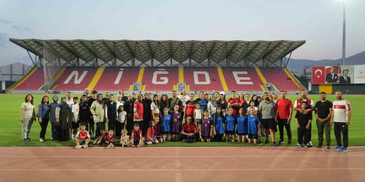 Niğde’de Sağlıklı Yaşam İçin 7’den 70’e Herkes Stadyumda Buluşuyor
